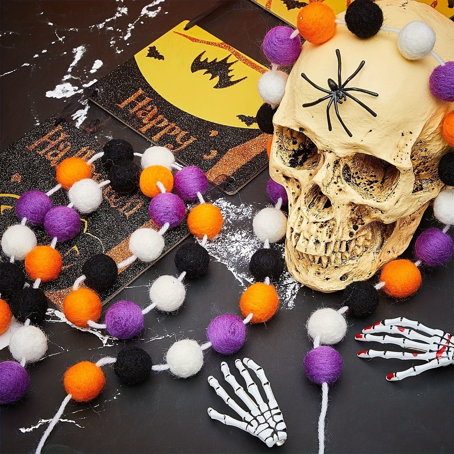 Halloween-Filzball-Girlande – Gruselige Deko mit Stil! konfetti.world Shipping